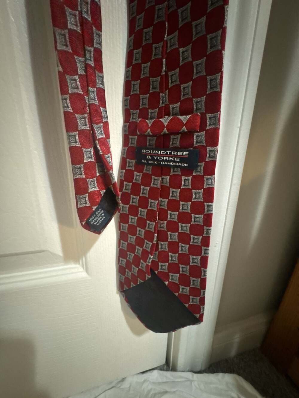 Roundtree & Yorke Men's Red and Gray Geometric Pattern 100% Silk Handmade Neckti